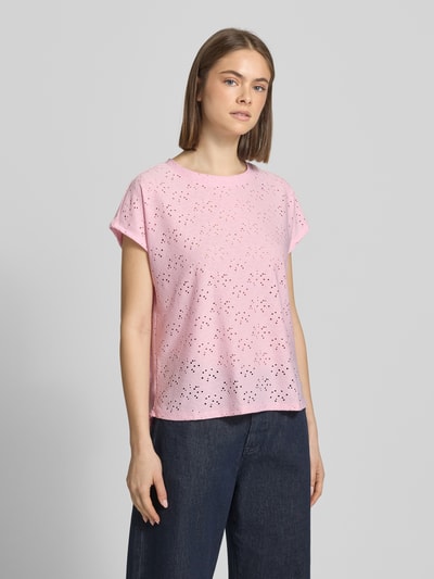 Frauenmodel trägt Relaxed Fit T-Shirt mit Ausbrenner-Effekt Modell 'SMILLA' von Only, rosa, Damen T-Shirt mit Rundhals, Kurzarm, Ganzkörperansicht von vorne.
