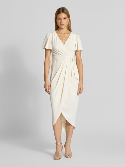 Frauenmodel trägt Cocktailkleid in Wickel-Optik mit Schmetterlingsärmeln von Christian Berg Cocktail in Creme, Satin, tailliert, Ganzkörperansicht von vorne.