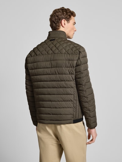 Männermodel trägt 'Slim Fit Steppjacke mit gefüttertem Kragen' von Christian Berg Men, olivgrün, gesteppte Textur, Ganzkörperansicht Rückansicht.