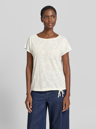 Frauenmodel trägt T-Shirt mit Kordelzug am Saum und Rundhalsausschnitt von Betty Barclay, weiß mit floralem Muster, Baumwoll-Mix, Ganzkörperansicht von vorne.