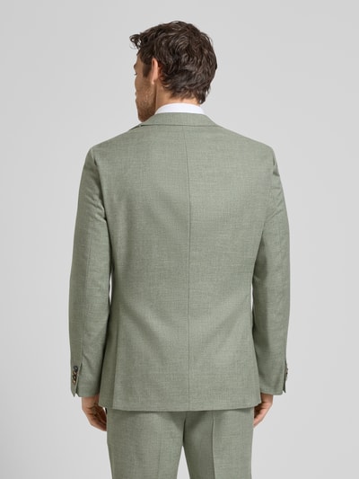 Männermodel trägt Modern Fit 2-Knopf-Sakko mit Pattentaschen Modell 'Ezzo' von DIGEL, Material-Mix mit Viskose-Anteil, Ganzkörperansicht Rückansicht.