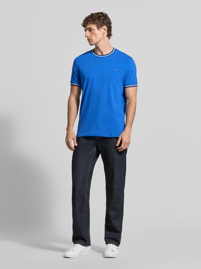 Männermodel trägt T-Shirt mit Kontraststreifen und Rundhalsausschnitt von Christian Berg Men, Blau, Baumwoll-Elasthan-Mix, Regular-Fit, Rückenlänge 71 cm bei Größe M, Ganzkörperansicht von vorne.