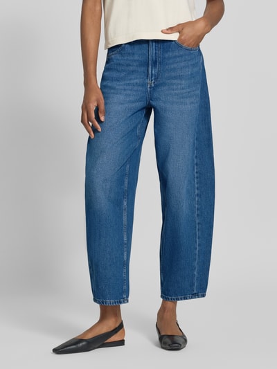 Frauenmodel trägt Barrel Jeans aus Baumwoll-Mix von Jake*s Casual in mittlerem Blau, weite Passform, glatte Textur, Ganzkörperansicht von vorne.