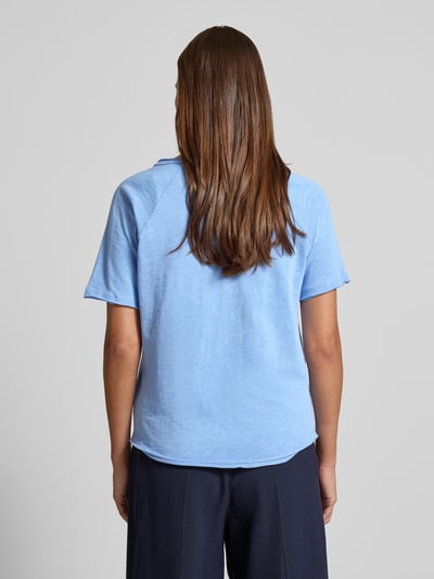 Frauenmodel trägt T-Shirt mit Statement-Stitching und Rollsaum von Smith and Soul in Hellblau, reine Baumwolle, Ganzkörperansicht Rückansicht.