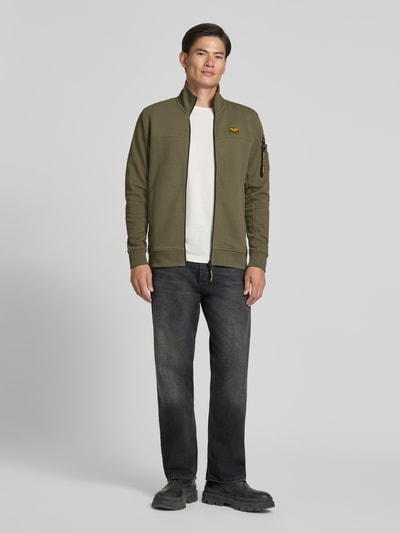 Männermodel trägt Sweatjacke mit Stehkragen und Label-Patch von PME Legend in Olive, Strukturmuster, Straight Fit, Ganzkörperansicht von vorne.