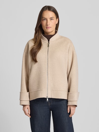 Modelka kobieca nosi Regular Fit Jacke aus reiner Schurwolle od Windsor, beżowa wełna, zapięcie na zamek, widok całej sylwetki od przodu.