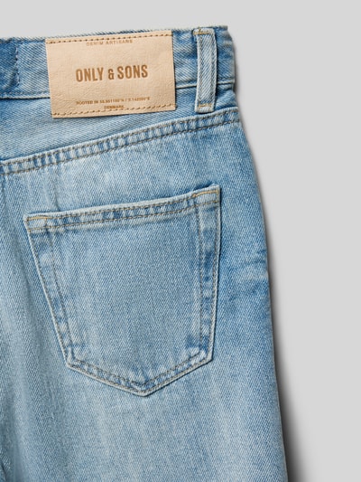 Produktfoto, Loose Fit Jeansshorts aus reiner Baumwolle Modell 'FADE' von Only & Sons in heller Denim-Optik mit markanter Twill-Materialverarbeitung, 5-Pocket-Design und sichtbarer Gesäßtasche