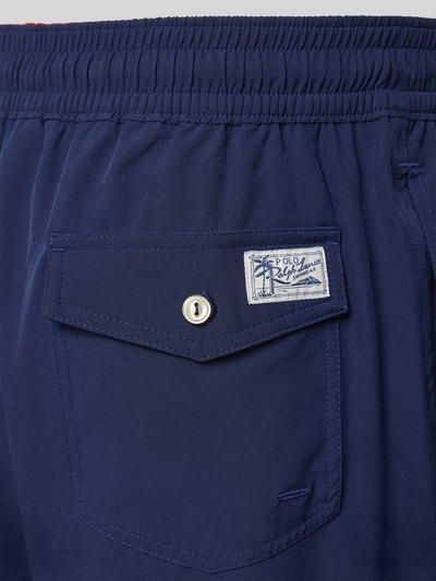 Produktfoto, dunkelblaue Badehose mit Mesh-Einsatz von Polo Ralph Lauren Underwear, elastischer Bund, Logo-Patch, Knopf-Gesäßtasche