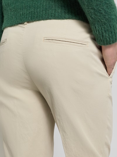 Männermodel trägt Relaxed Fit Hose mit Bügelfalten von Profuomo aus Baumwoll-Elasthan-Mix, Gesäßtaschen, Nahaufnahme Rückansicht.