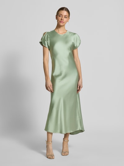 Frauenmodel trägt Cocktailkleid mit Rundhalsausschnitt Modell 'Miley' von GUIDO MARIA KRETSCHMER WOMAN, mintgrüner Satin, Midilänge, ärmelschlitz, körpernaher Schnitt, Ganzkörperansicht von vorne.