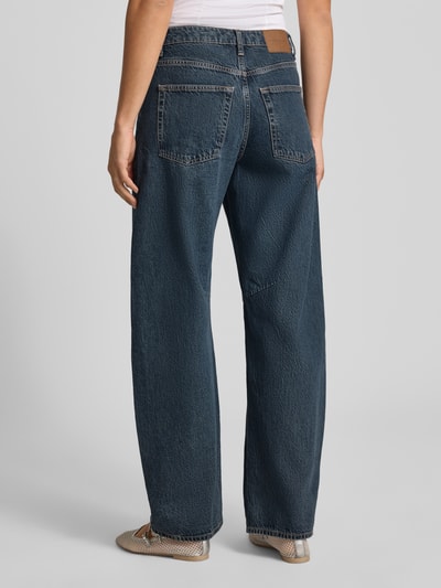 Vrouwenmodel draagt Barrel Fit Jeans uit puur katoen met riemlussen van Topshop, 5-pocketmodel, donkerblauw, geheel achteraanzicht. Context: dames jeans van Topshop, puur katoen, barrel fit, riemlussen, 5-pocketmodel, knoop- en ritssluiting, bandwijdte maat 28/32: 38 cm, binnenbeenlengte maat 28/32: 80 cm.