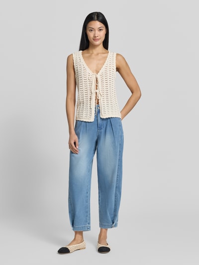 Frauenmodel trägt Barrel Fit Jeans mit Eingrifftaschen Modell 'Alba Cozy' von Buena Vista, hellblau, Baumwoll-Mix, Ganzkörperansicht von vorne.