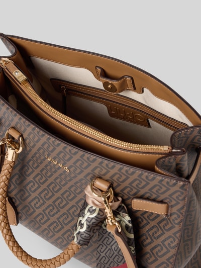 Produktfoto, Tasche mit Logo-Detail von Liu Jo White aus Material skóropodobny, efekt plecionki, odpinany pasek na ramię, główna przegroda z zapięciem na magnes, detal z logo, szerokość w rozmiarze 1: 32 cm, długość w rozmiarze 1: 26 cm, głębokość w rozmiarze 1: 15 cm, długość paska na ramię w rozmiarze 1: 35 cm