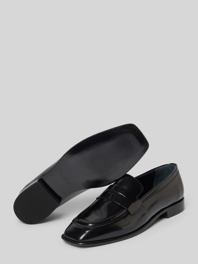 Produktfoto, Loafers aus Leder mit Zierriegel Modell 'Zaha' von ALOHAS, schwarzes beschichtetes Leder, leicht abgerundete Form, strukturierte Sohle