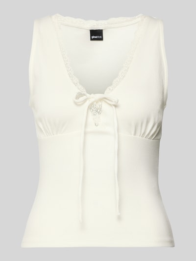 Produktfoto, Trägertop in Ripp-Optik mit Spitzenbesatz von Gina Tricot, cremeweiß, Baumwoll-Elasthan-Mix, Slim Fit, V-Ausschnitt, Schnürung.