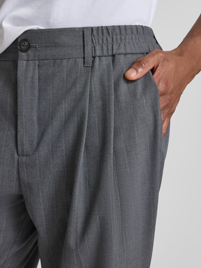 Männermodel trägt Straight Fit Stoffhose mit Bügelfalten Modell 'Marc' von Casual Friday im Elastischer-Material-Mix mit Viskose-Anteil, Knopf- und Reißverschluss, Nahaufnahme Oberkörper.
