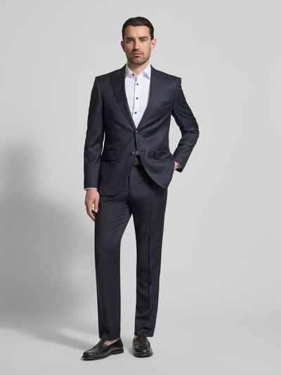 Männermodel trägt OLYMP Level Five Slim Fit Business-Hemd mit Kentkragen aus Baumwoll-Mix mit Stretch-Anteil, Unifarbenes-Design, Ganzkörperansicht von vorne.