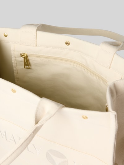Produktfoto, cremefarbene Handtasche mit Logo-Stitching Modell 'Signature' von Hey Marly, Hauptfach mit Druckknopfverschluss, Reißverschlussfach, Schulterriemen, Maße: Breite 42 cm, Länge 31 cm, Tiefe 15 cm, Riemenlänge 55 cm, strukturierte Oberfläche, dezente Goldapplikationen.