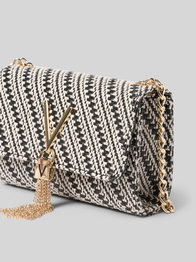 Produktfoto, Umhängetasche mit Strukturmuster Modell 'DIVINA SUMMER' von VALENTINO BAGS in Schwarz-Weiß, goldfarbener Gliederketten-Optik, Hauptfach mit Umschlag und Magnetverschluss, Reißverschlusstasche innen, Maße 17 cm Breite, 11 cm Länge, 6 cm Tiefe, Schulterriemen 117 cm.