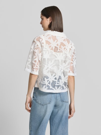 Frauenmodel trägt Cropped Bluse im Embroidery Design mit 3/4-Arm von Smith and Soul im weißen Material-Mix mit Umlegekragen und Knopfleiste, gerader Schnitt, transparente Textur mit floralem Muster, Rückenlänge 56 cm bei Größe S, Ganzkörperansicht Rückansicht.