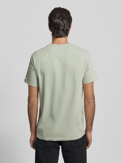 Männermodel trägt T-Shirt mit Label-Detail von PME Legend in hellem Grün, Baumwoll-Elasthan-Mix, Regular-Fit, Rückenlänge 71 cm, Ganzkörperansicht Rückansicht.