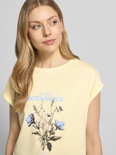 Vrouwenmodel draagt Relaxed Fit T-shirt uit puur katoen van s.Oliver RED LABEL, look: effen, frontprint, labelprint, korte mouw, ronde hals, detailopname bovenlichaam.