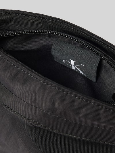 Produktfoto, schwarze Crossbody Bag mit Label-Stitching von CK Calvin Klein, Reißverschluss, textile Struktur, Detailaufnahme Innenansicht