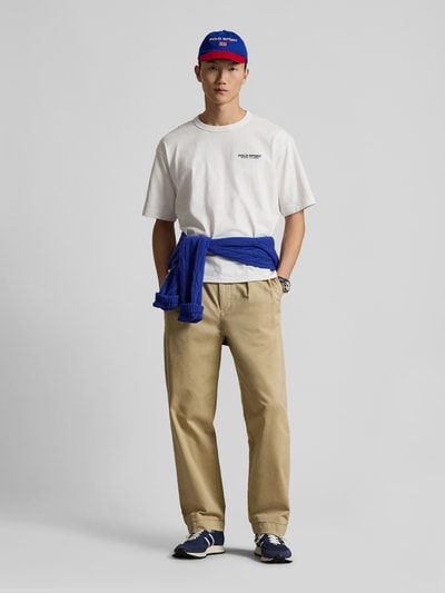Männermodel trägt Regular Fit T-Shirt aus reiner Baumwolle von Polo Ralph Lauren in Unifarbe mit Rundhals und Rücken-Print, Ganzkörperansicht von vorne.