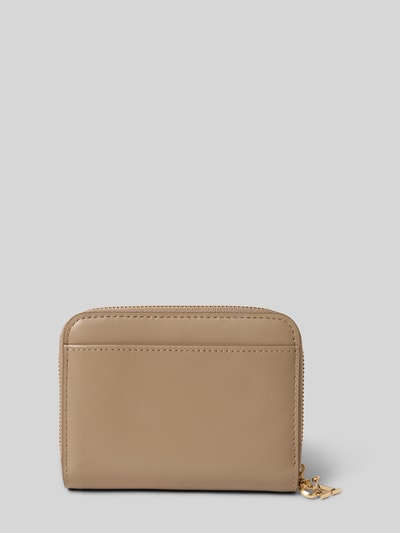 Produktfoto, beiges Portemonnaie mit Label-Detail von CK Calvin Klein aus Echtleder, Hauptfach mit Reißverschluss, Nebenfach mit Druckknopfverschluss.