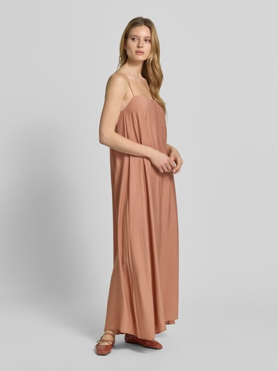 Frauenmodel trägt Maxikleid mit Spaghettiträgern und Karree-Ausschnitt von Style Icon Collection in einem lockeren Schnitt, Ganzkörperansicht von vorne.