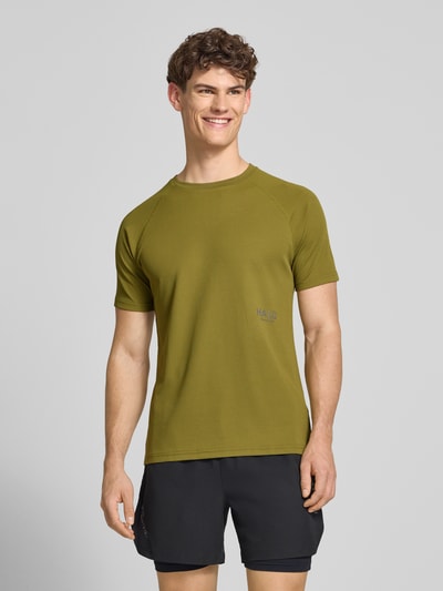 Männermodel trägt grünes Herren T-Shirt mit Label-Print Modell 'SORONA' von HALO, Regular Fit, Rundhalsausschnitt, Ganzkörperansicht von vorne.