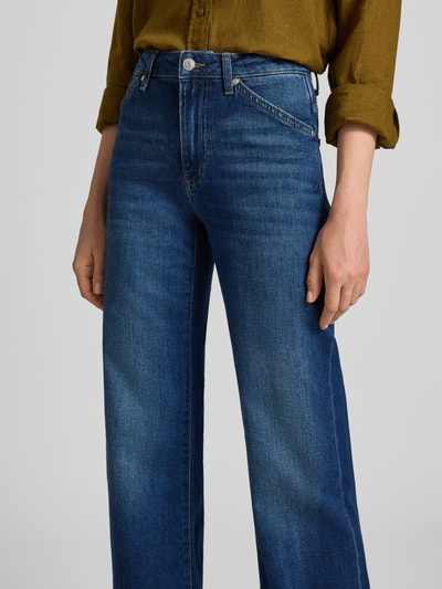 Vrouwenmodel draagt Flared Fit jeans met steekzakken Model 'Elvira' van JOOP!, katoenmix, knoop- en ritssluiting, nahaufnahme taille.