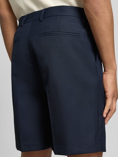 Męski model nosi Loose Fit Bermudas mit Woll-Anteil Modell 'OTTO' od SELECTED HOMME, granatowy, jednolity, kieszenie, szlufki, tylna perspektywa, detal.