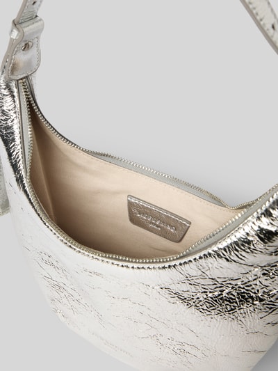 Produktfoto, Shoulder Bag mit verstelbare schouderband model 'Ryker' van LIEBESKIND BERLIN met hoofdvak met ritssluiting, reliëflogo, metallic zilver, beige binnenkant, breedte 24 cm, lengte 26 cm, diepte 5 cm, bandlengte 41 cm.
