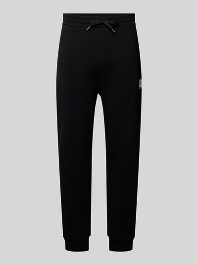 Produktfoto, Regular Fit Sweatpants aus reiner Baumwolle von ARMANI EXCHANGE in Schwarz, elastische Abschlüsse, Label-Print, Kordelzug, Seitentaschen, Gesäßtaschen, glatte Textur, 44 cm Innenbeinlänge bei Größe M
