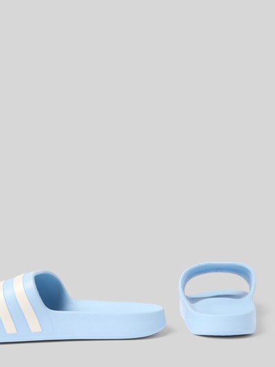 Produktfoto, Badeschuhe mit Label-Prägung Modell 'ADILETTE AQUA' von adidas Sportswear, jednokolorowy, nosek buta: otwarte palce, płaska podeszwa, wytłaczane logo, paski z logo, bez zapięcia, podeszwa z fakturą