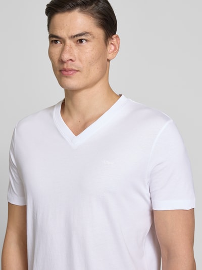 Männermodel trägt Regular Fit T-Shirt aus reiner Baumwolle von s.Oliver RED LABEL in Weiß, unifarben, V-Ausschnitt, Nahaufnahme Oberkörper.