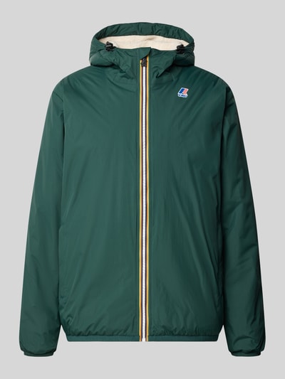 Produktfoto, Jacke mit Kapuze Modell 'LE VRAI 4.0' von K-WAY in Dunkelgrün mit farbigem Reißverschluss und Label-Detail auf grauem Hintergrund