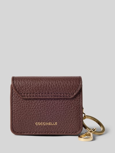 Produktfoto, Schlüsselanhänger mit Minibag von Coccinelle in Braun mit Strukturmuster, Label-Detail metallic, Karabinerverschluss, Gliederkette