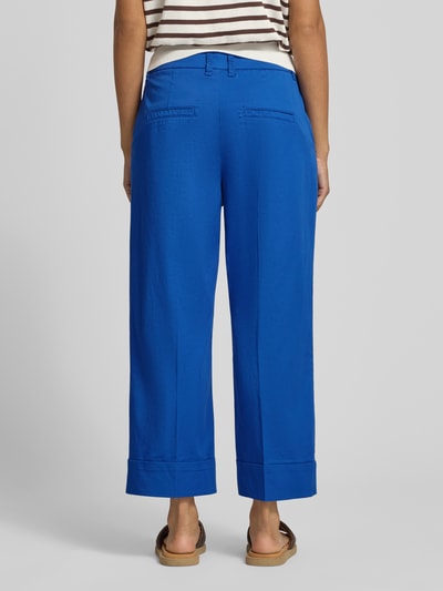 Männermodel trägt Wide Leg Culotte aus Baumwoll-Mix von s.Oliver RED LABEL, niebieski kolor, długość 7/8, zakładki, perspektywa: Ganzkörperansicht Rückansicht.