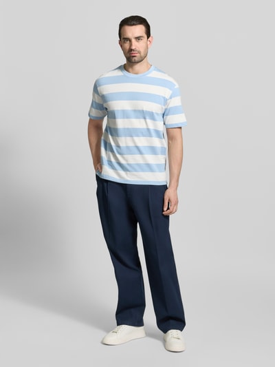 Männermodel trägt Oversized T-Shirt mit Rundhalsausschnitt von Lindbergh in Hellblau-Weiß, Streifenmuster, reine Baumwolle, Ganzkörperansicht von vorne.