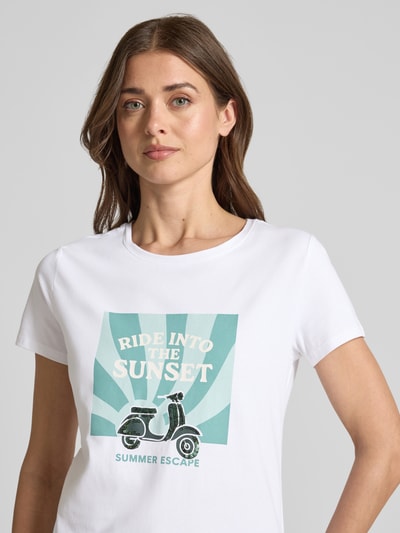 Frauenmodel trägt T-Shirt mit Motiv-Print und Rundhalsausschnitt von Zero aus Baumwoll-Elasthan-Mix im Regular-Fit, Nahaufnahme Oberkörper.