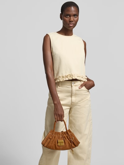 Frauenmodel trägt Shoulder Bag aus echtem Rindervelours von Marc Jacobs in Braun mit Logo-Detail, Raffungen, Trageriemen, Hauptfach mit Reißverschluss, Maße 31 cm Breite, 14 cm Länge, 11 cm Tiefe, Ganzkörperansicht von vorne.