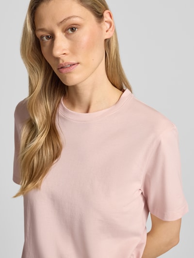 Modelka kobieca nosi T-Shirt aus Bio-Baumwolle von Jake*s Casual w jasnoróżowym kolorze, prosty krój, okrągły dekolt, krótki rękaw, czysta bawełna organiczna, długość pleców w rozmiarze S: 58 cm, zbliżenie górnej części ciała.