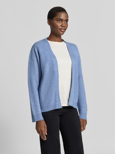 Vrouwenmodel draagt Strickjacke in offener Passform mit Strukturmuster van MORE, lichtblauw met wol, regular fit, Ganzkörperansicht van voren, ruglengte maat 36: 60 cm, mouwlengte maat 36: 62 cm