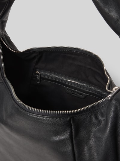 Produktfoto, Hobo Bag mit Label-Detail Modell 'FARRAH' von LIEBESKIND BERLIN in Schwarz, Hauptfach mit Reißverschluss, Innenfach, strukturierte Leder-Optik, Maße: 40x26x20 cm, Schulterriemenlänge 68 cm