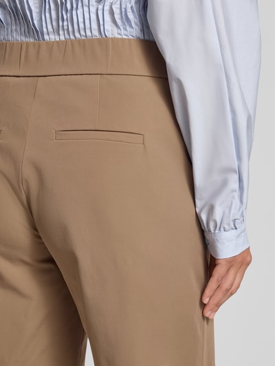 Frauenmodel trägt Schlupfbermuda Techno Cotton Superstretch von Raffaello Rossi, Modell ISKA, Gesäßtaschen, Regular-Fit, Detailaufnahme Rückansicht.