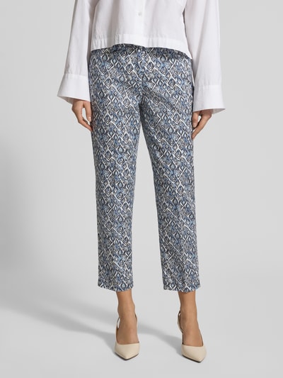 Frauenmodel trägt Hose mit Eingrifftaschen Modell 'Mara' von Brax aus Baumwoll-Mix mit Stretch-Anteil, verkürzte Passform, Muster in Blau und Weiß, Knopf- und Reißverschluss, Ganzkörperansicht von vorne.