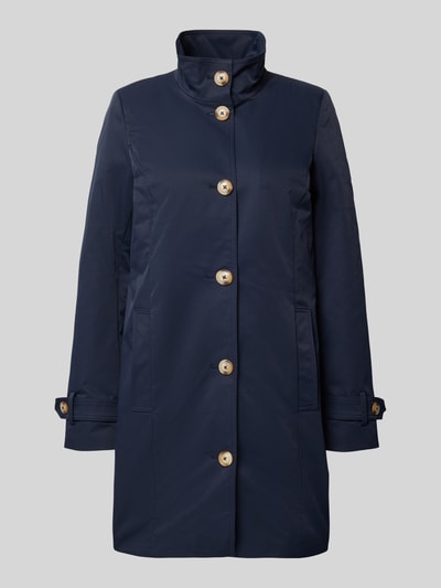 Produktfoto, Trenchcoat mit Stehkragen und Ärmelriegeln von Christian Berg Woman Selection in Dunkelblau, A-Linie, glatte Oberfläche, goldfarbene Knöpfe, Knopfleiste, Vorderansicht