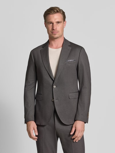 Männermodel trägt Regular Fit Sakko mit Viskose-Anteil Modell 'Data' von CINQUE in Grau, strukturierte Oberfläche, Ganzkörperansicht von vorne.